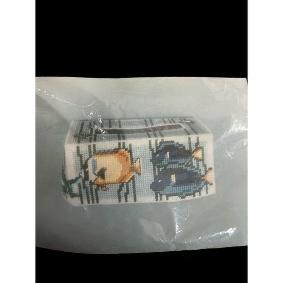 Vintage, NOS Design Works Plastic Canvas Tropical Fish Tissue Box Kit #9177 - Picture 2 of 4